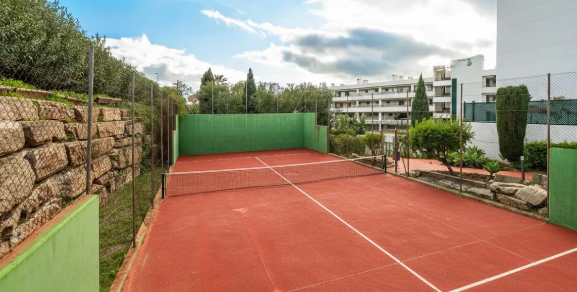 Venta de apartamento en planta media en Guadalmina Alta 23