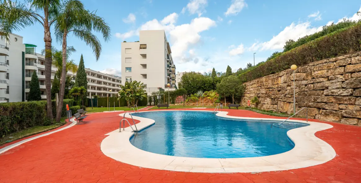 Venta de apartamento en planta media en Guadalmina Alta 26
