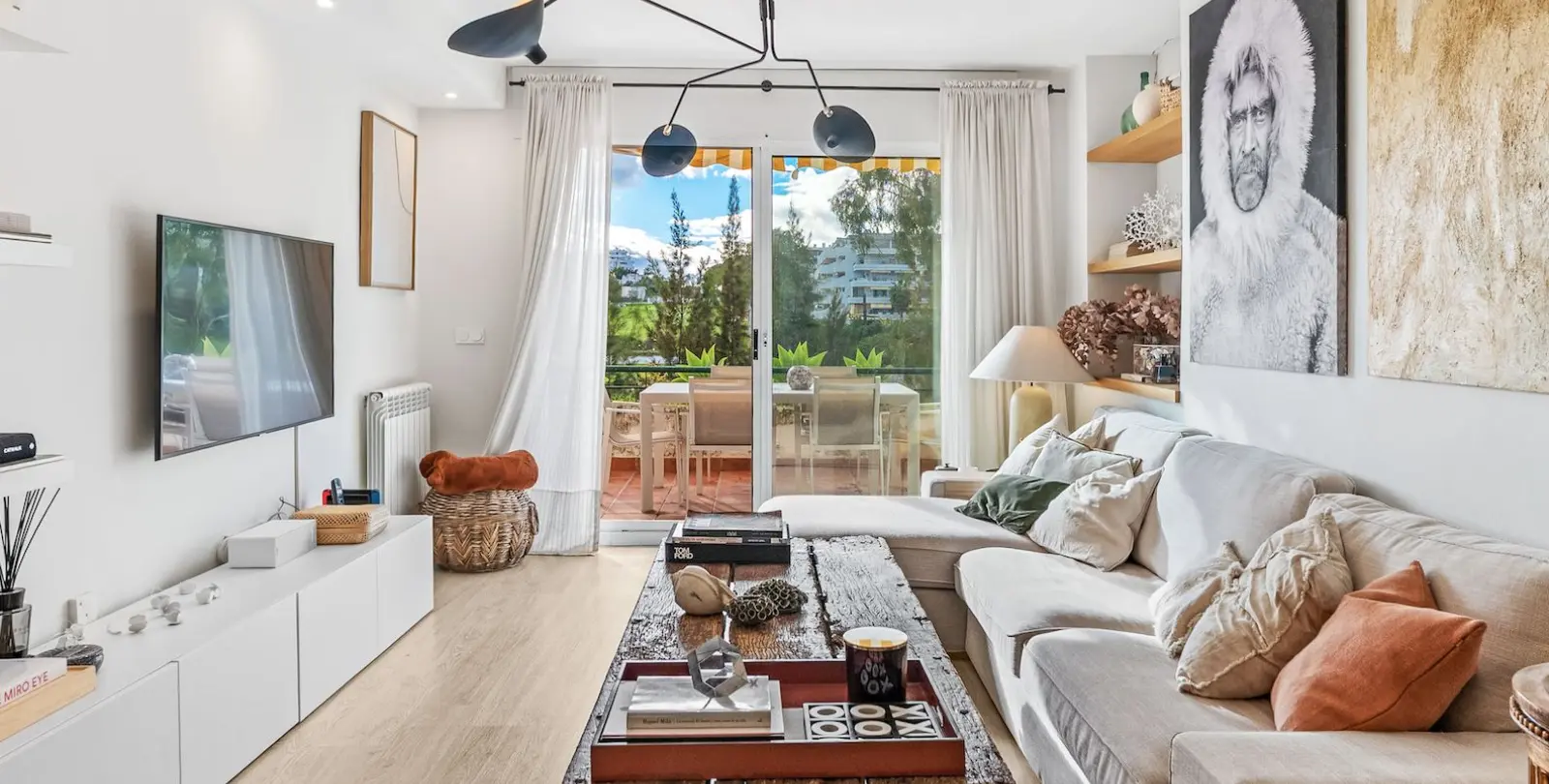 Venta de apartamento en planta media en Guadalmina Alta 1