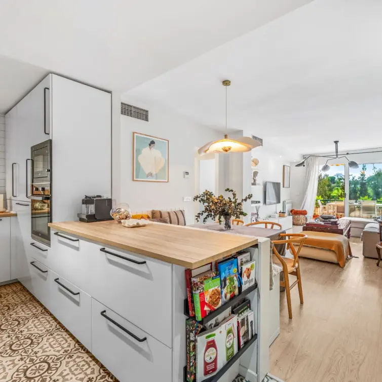 Sale of middle floor apartment in Guadalmina Alta