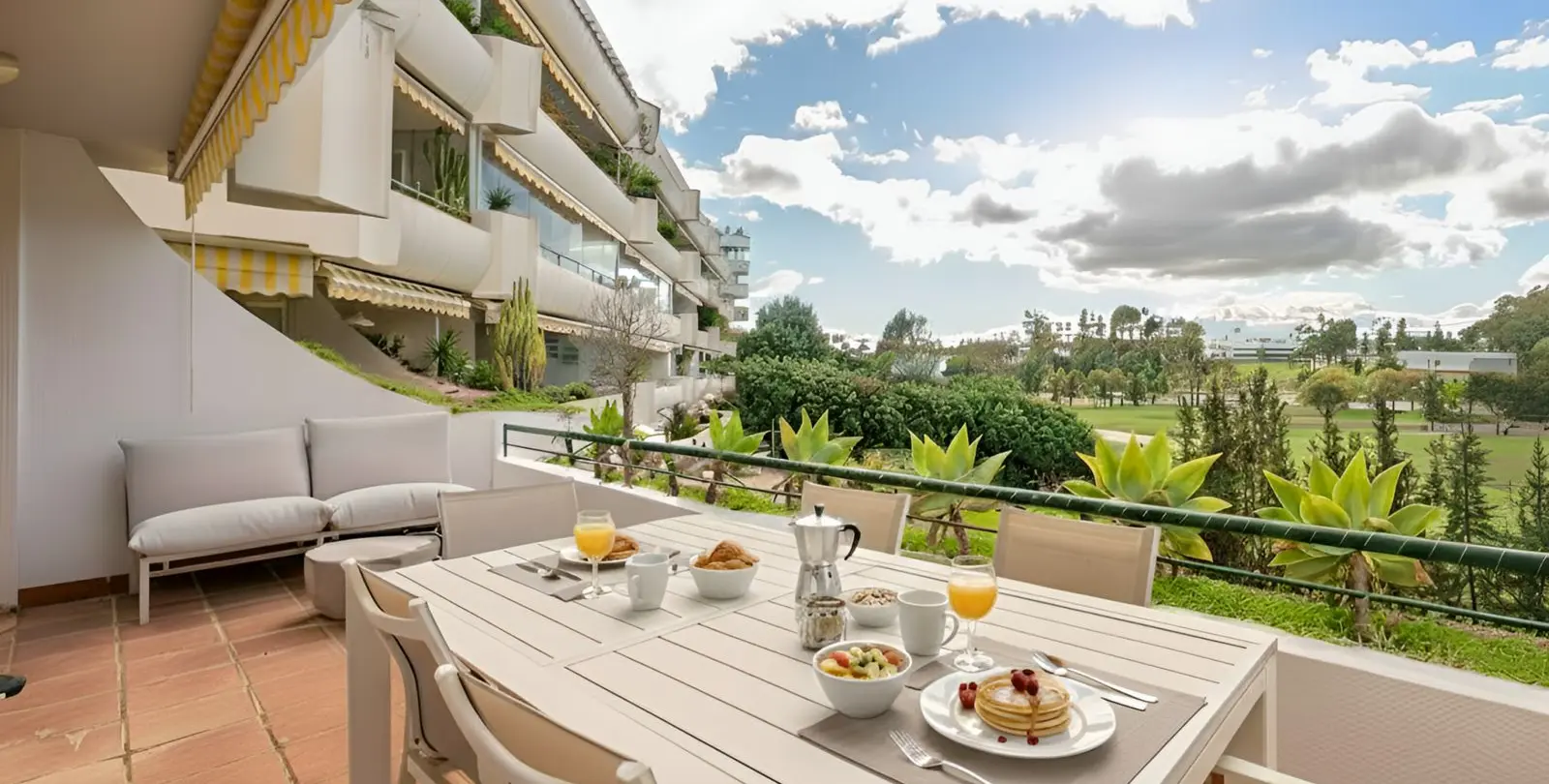 Venta de apartamento en planta media en Guadalmina Alta 9