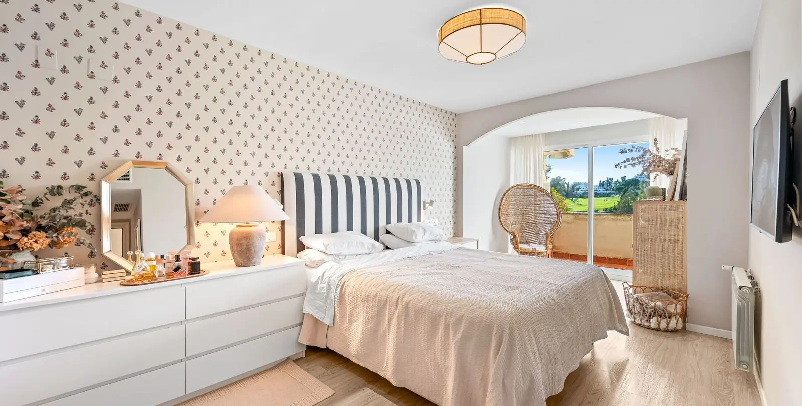 Venta de apartamento en planta media en Guadalmina Alta 10