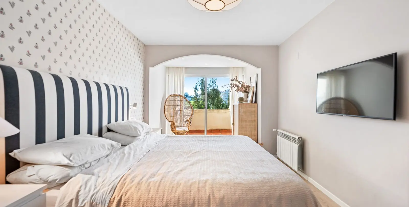 Venta de apartamento en planta media en Guadalmina Alta 11