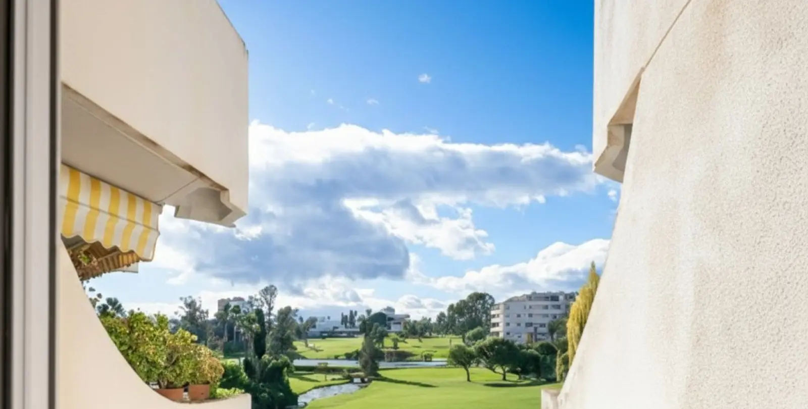 Venta de apartamento en planta media en Guadalmina Alta 13