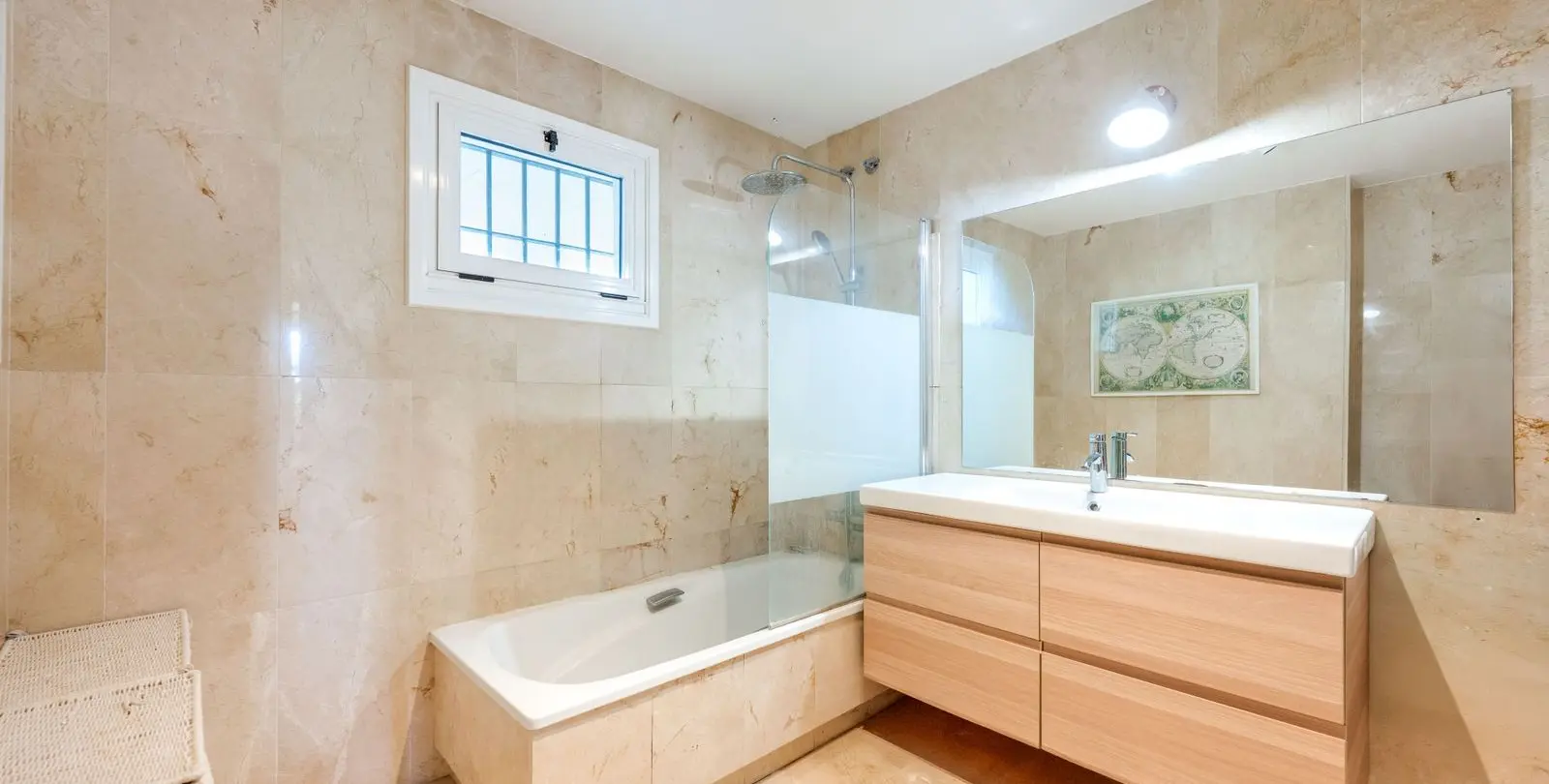 Venta de apartamento en planta media en Guadalmina Alta 16