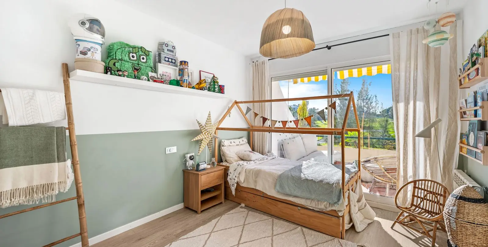 Venta de apartamento en planta media en Guadalmina Alta 17