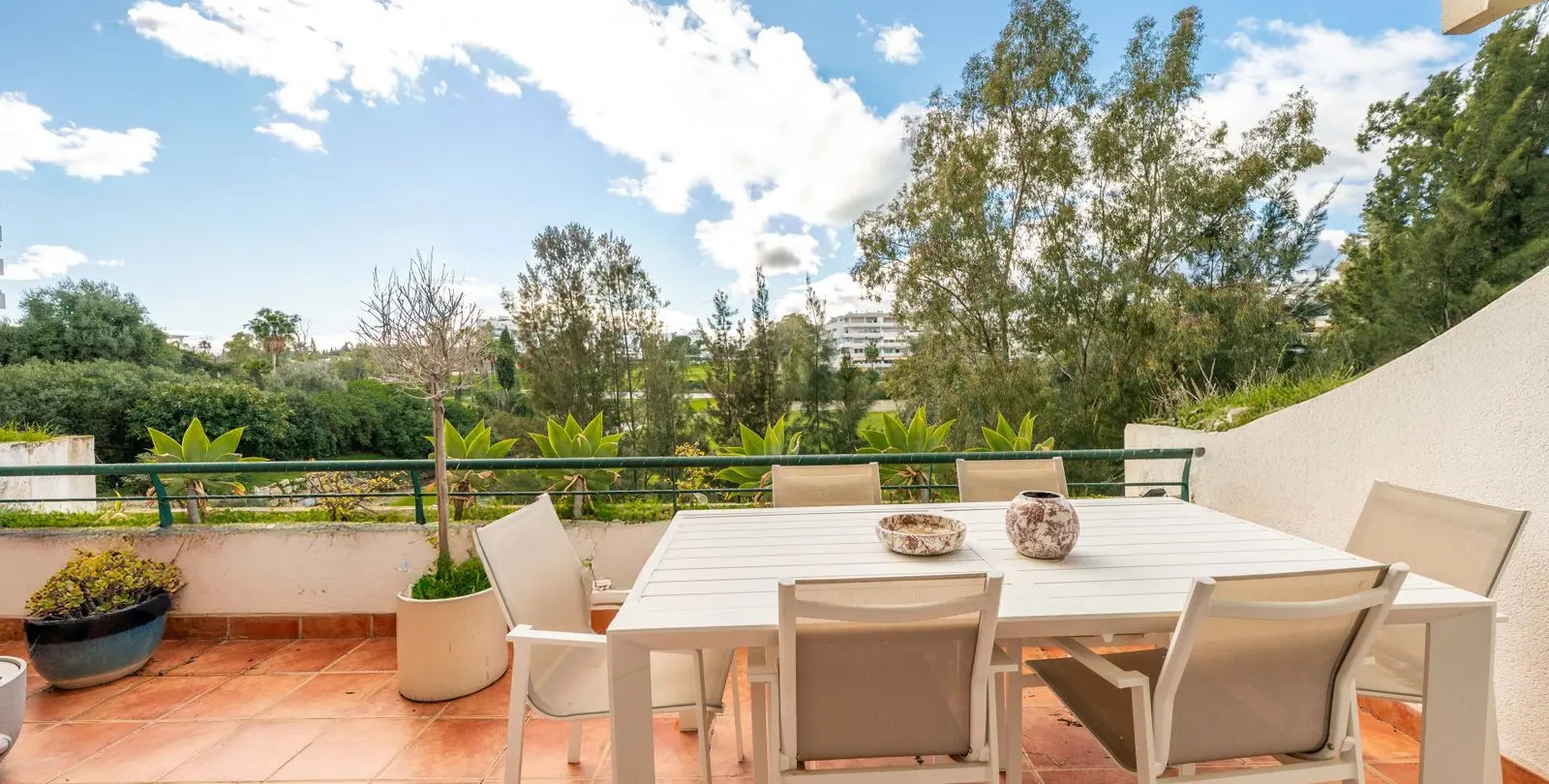 Venta de apartamento en planta media en Guadalmina Alta 21