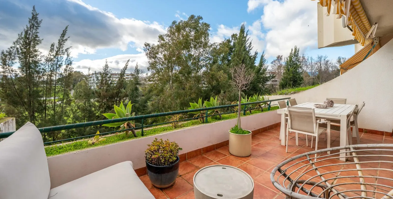 Venta de apartamento en planta media en Guadalmina Alta 22