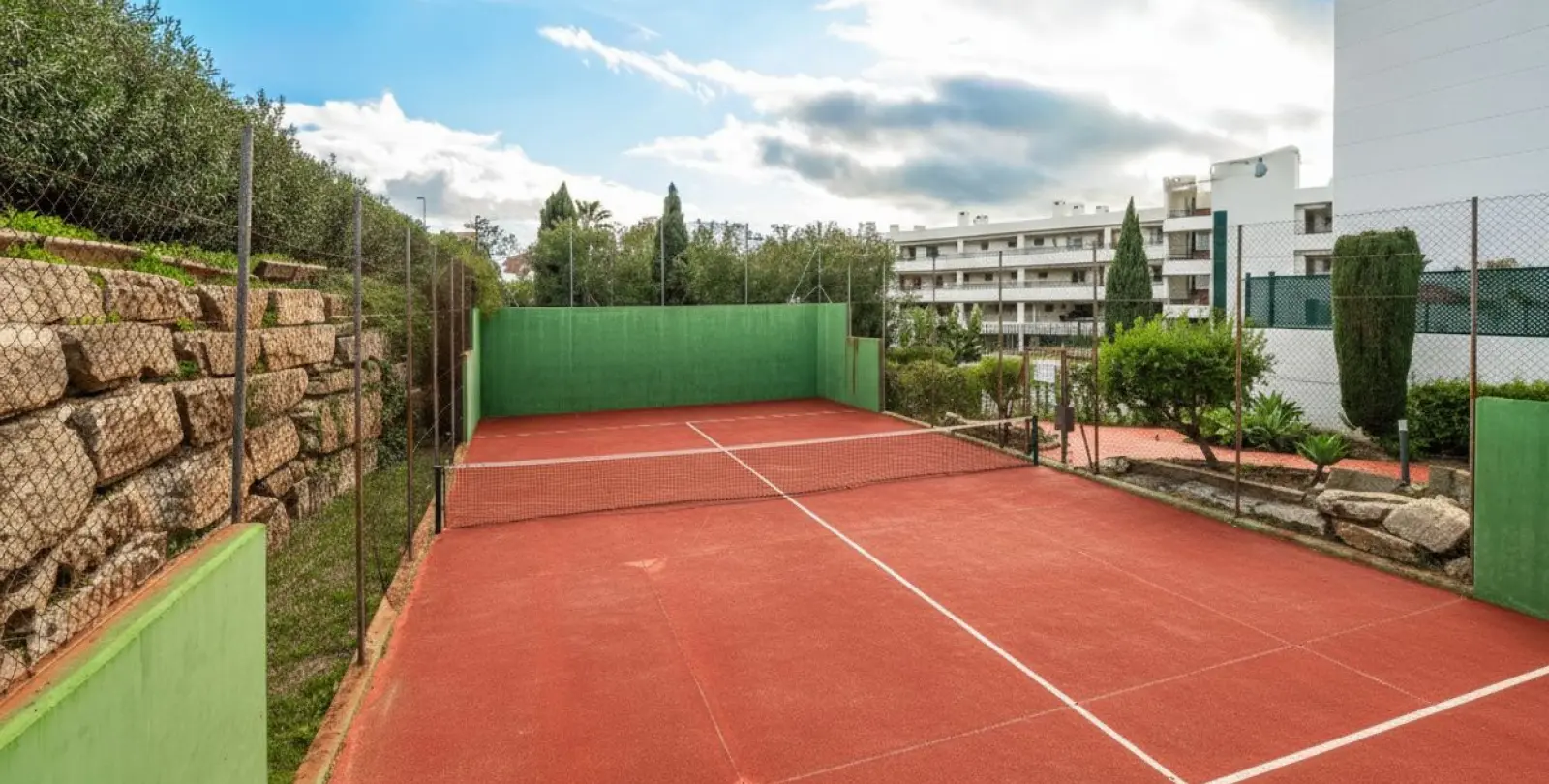 Venta de apartamento en planta media en Guadalmina Alta 23