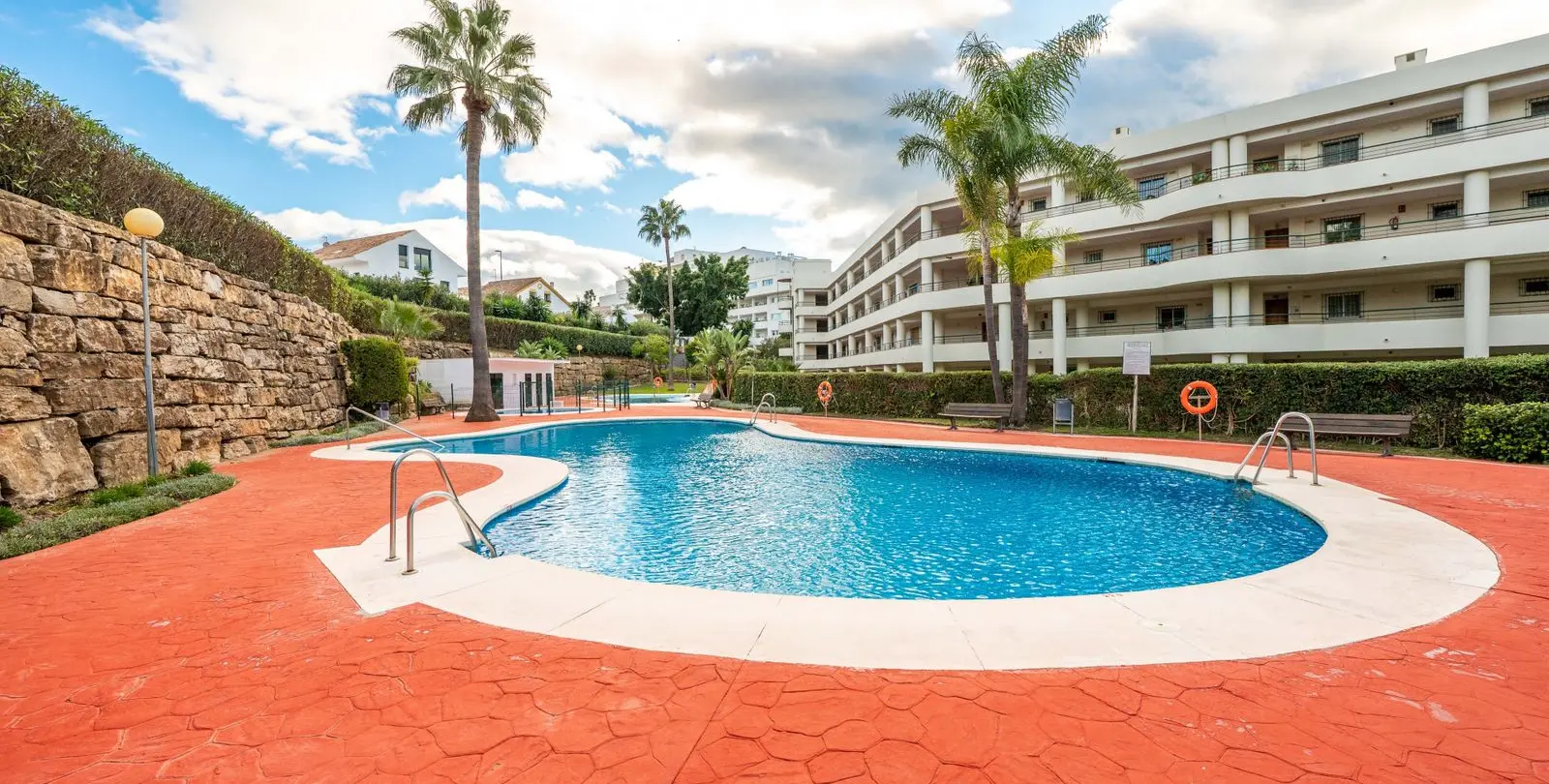 Venta de apartamento en planta media en Guadalmina Alta 24