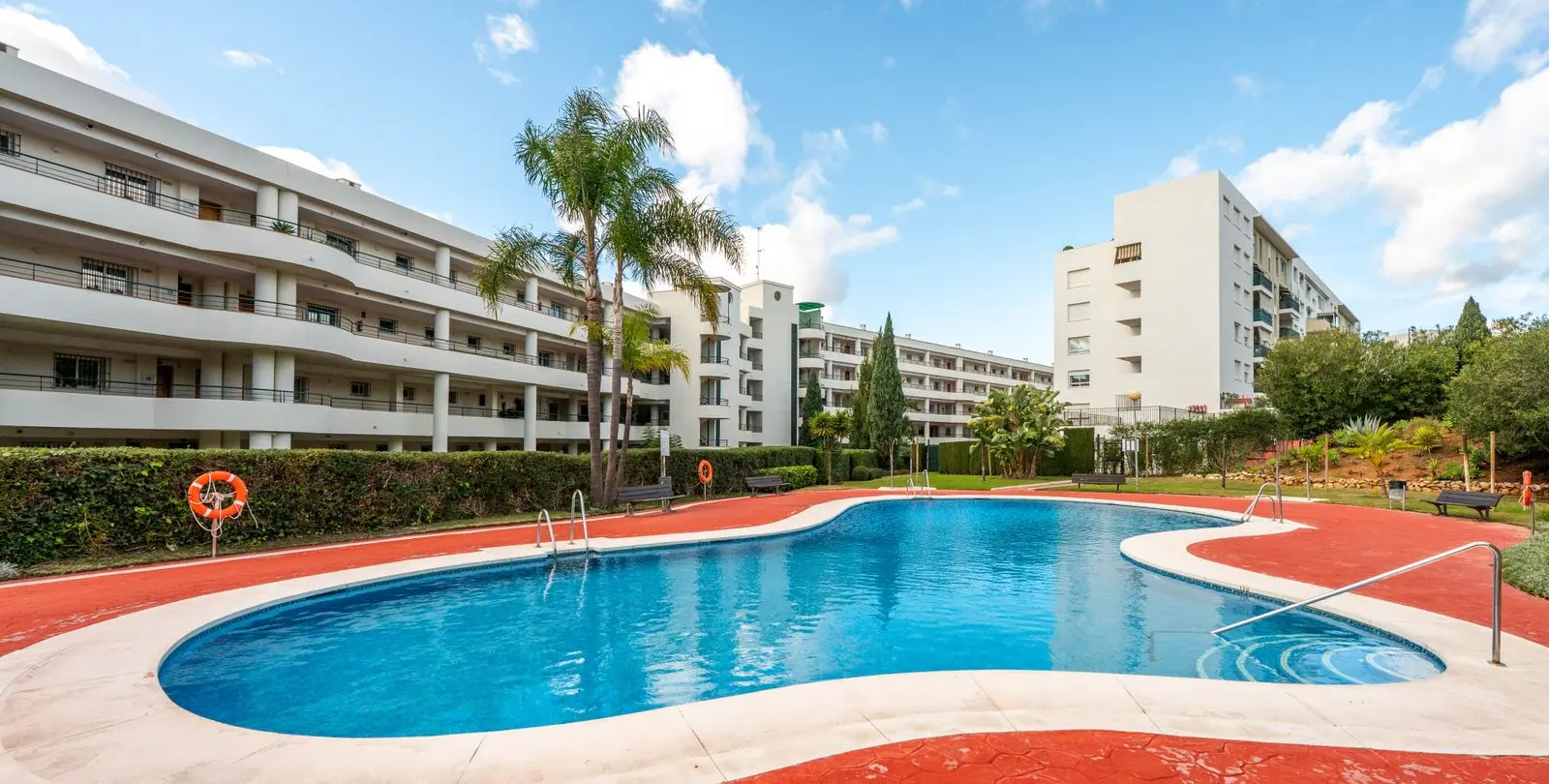 Venta de apartamento en planta media en Guadalmina Alta 25