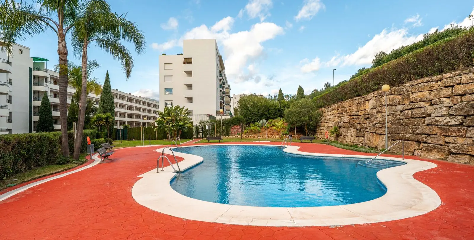 Venta de apartamento en planta media en Guadalmina Alta 26