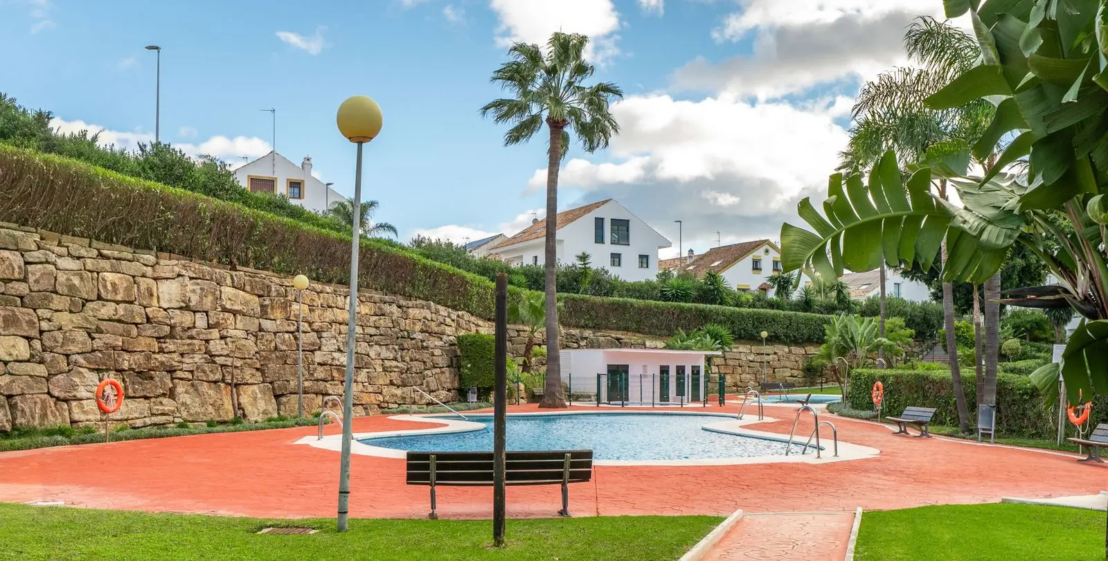 Venta de apartamento en planta media en Guadalmina Alta 27
