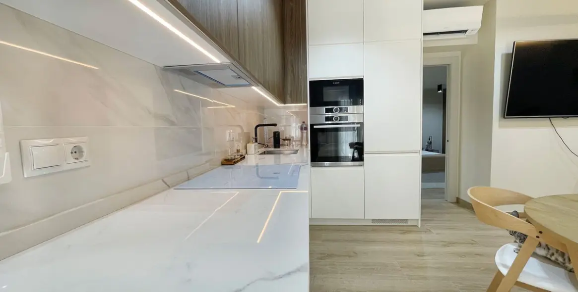 Venta de apartamento en planta media en Puerto Banús 4
