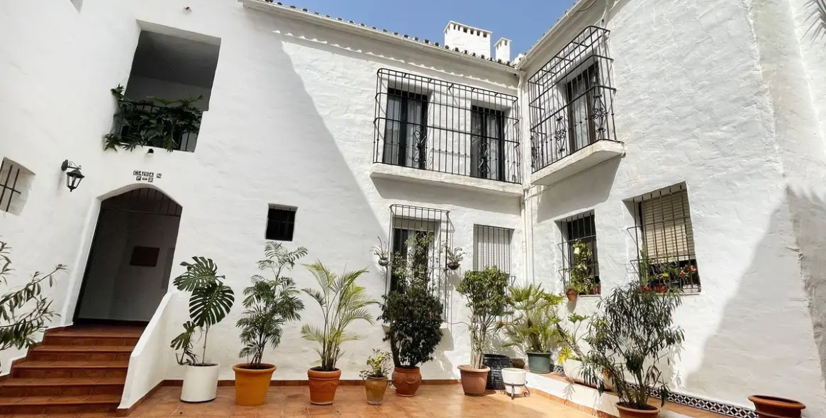 Venta de apartamento en planta media en Puerto Banús 13