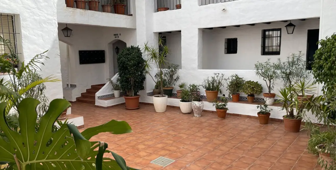 Venta de apartamento en planta media en Puerto Banús 14