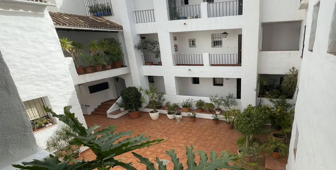 Venta de apartamento en planta media en Puerto Banús 15