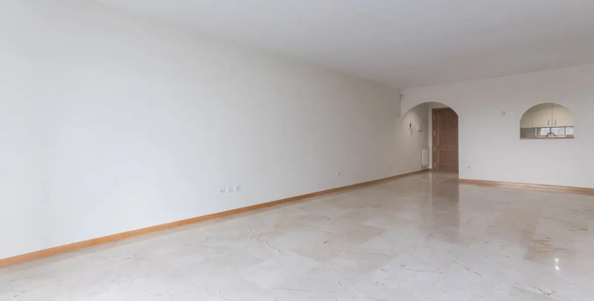 Продажа апартаментов на среднем этаже в Guadalmina Alta 2