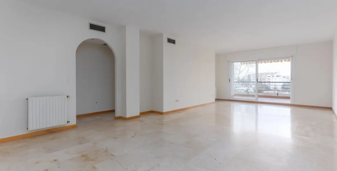 Продажа апартаментов на среднем этаже в Guadalmina Alta 3