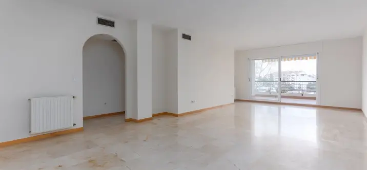 Продажа апартаментов на среднем этаже в Guadalmina Alta 2