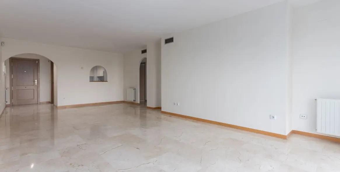 Продажа апартаментов на среднем этаже в Guadalmina Alta 4