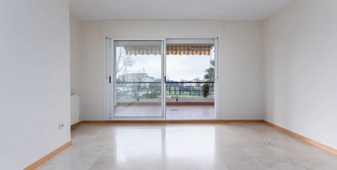 Продажа апартаментов на среднем этаже в Guadalmina Alta 5