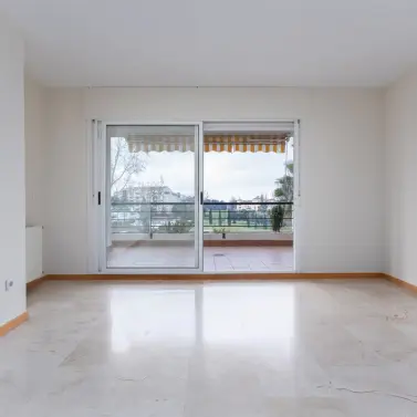 Продажа апартаментов на среднем этаже в Guadalmina Alta