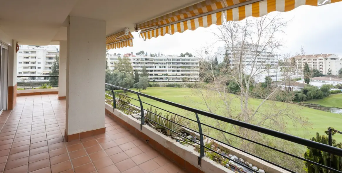 Продажа апартаментов на среднем этаже в Guadalmina Alta 6