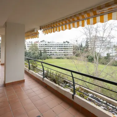 Продажа апартаментов на среднем этаже в Guadalmina Alta