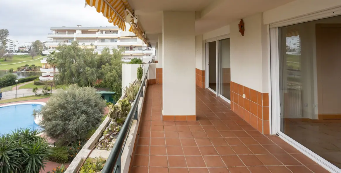 Продажа апартаментов на среднем этаже в Guadalmina Alta 7