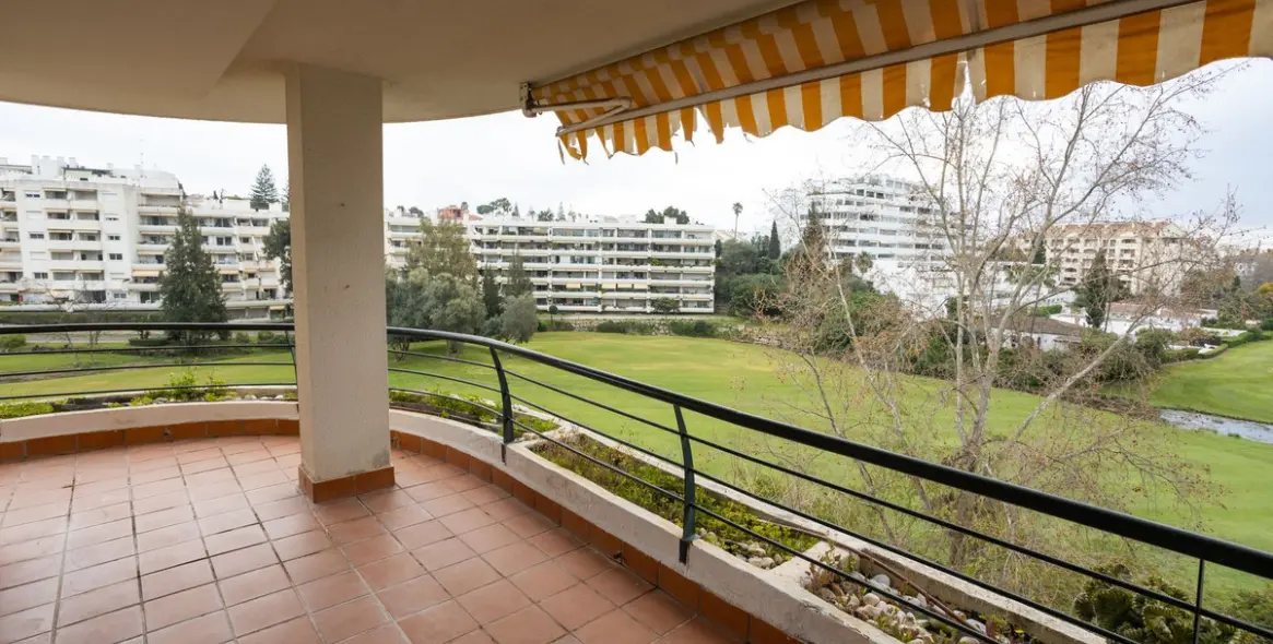 Продажа апартаментов на среднем этаже в Guadalmina Alta 8