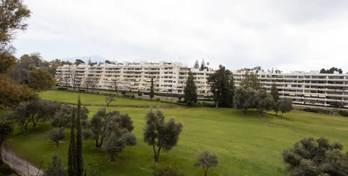 Продажа апартаментов на среднем этаже в Guadalmina Alta 9