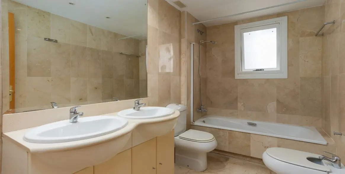 Продажа апартаментов на среднем этаже в Guadalmina Alta 12