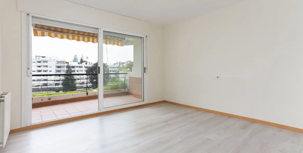 Продажа апартаментов на среднем этаже в Guadalmina Alta 16