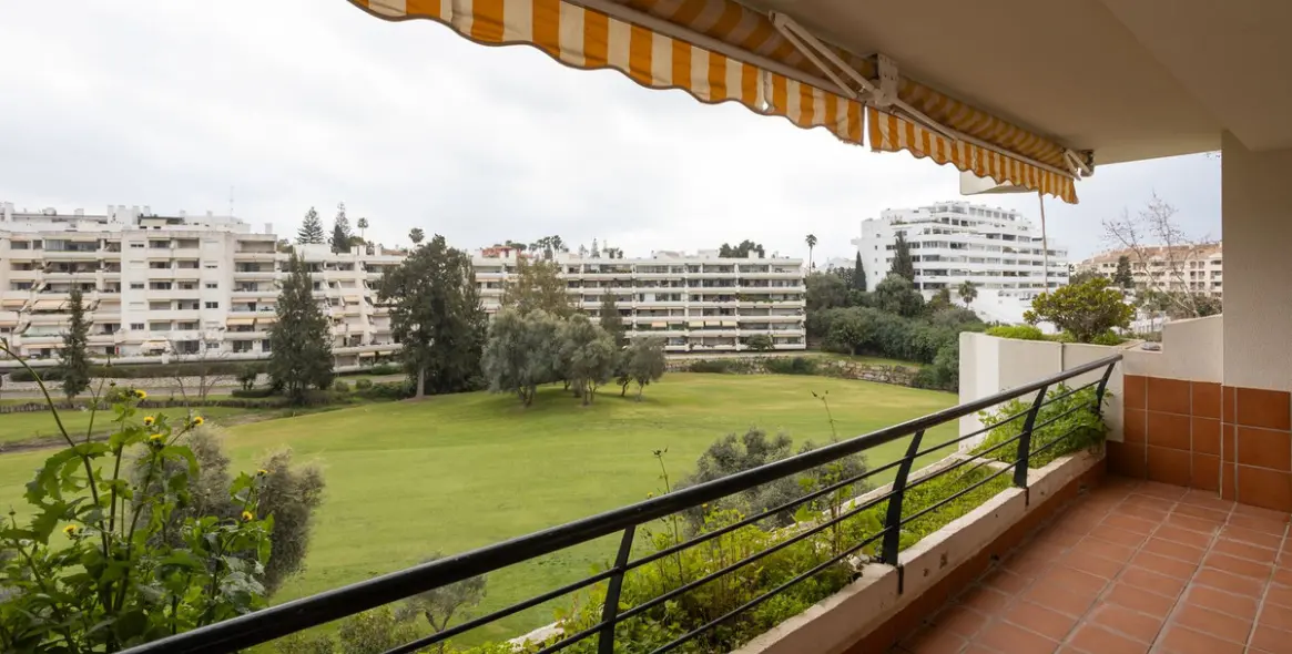 Продажа апартаментов на среднем этаже в Guadalmina Alta 23