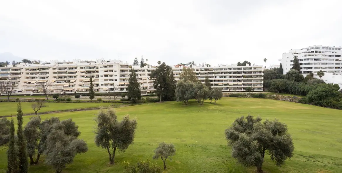 Продажа апартаментов на среднем этаже в Guadalmina Alta 24