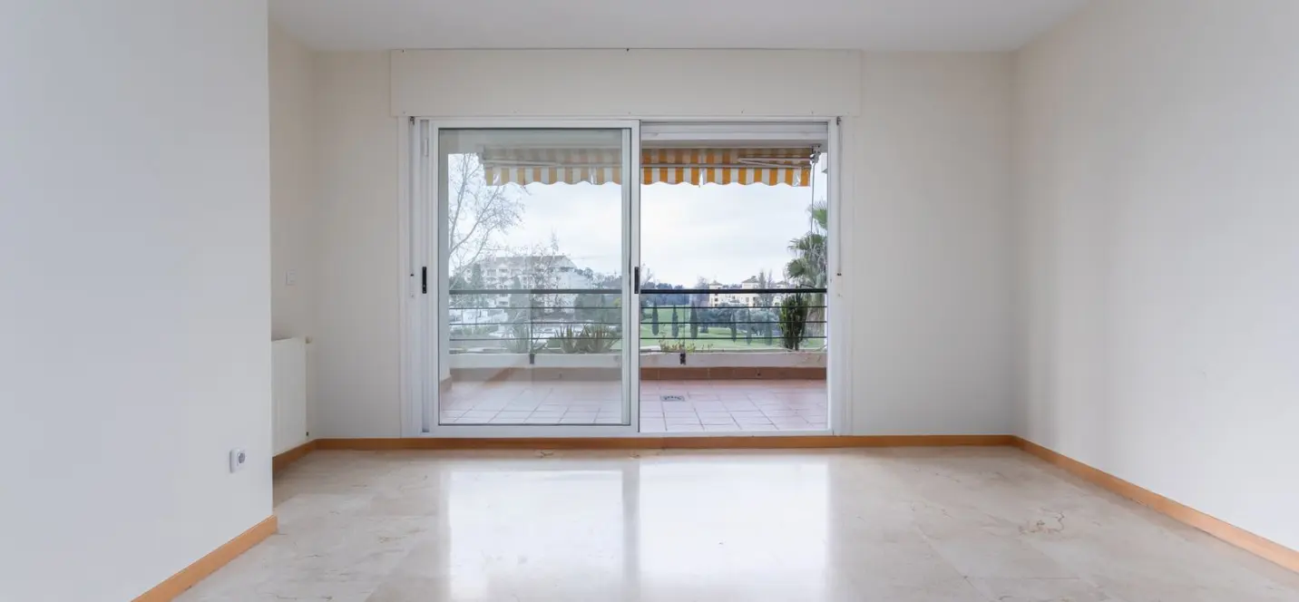 Продажа апартаментов на среднем этаже в Guadalmina Alta 3
