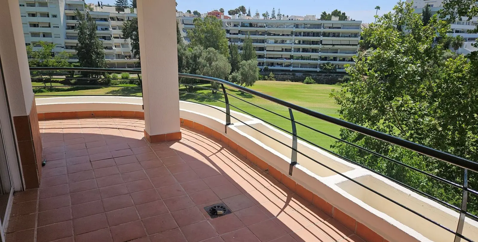 Продажа апартаментов на среднем этаже в Guadalmina Alta 5