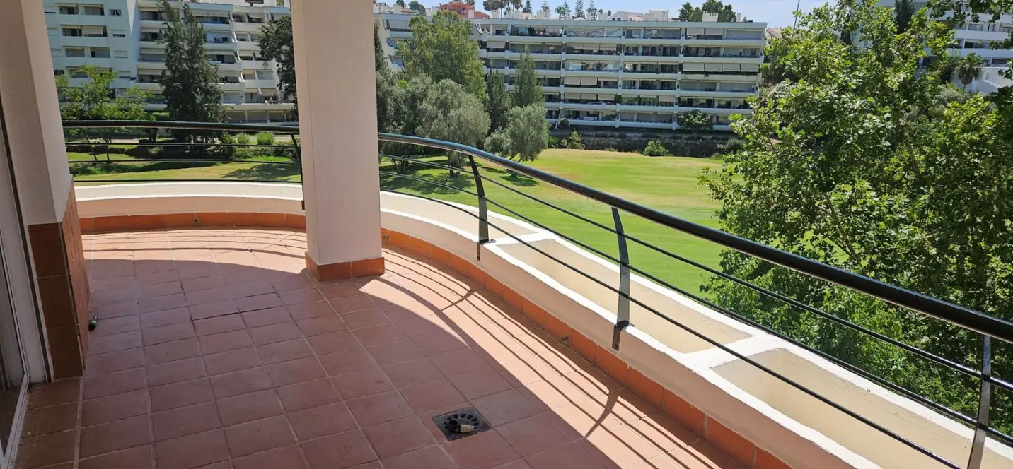 Продажа апартаментов на среднем этаже в Guadalmina Alta 4