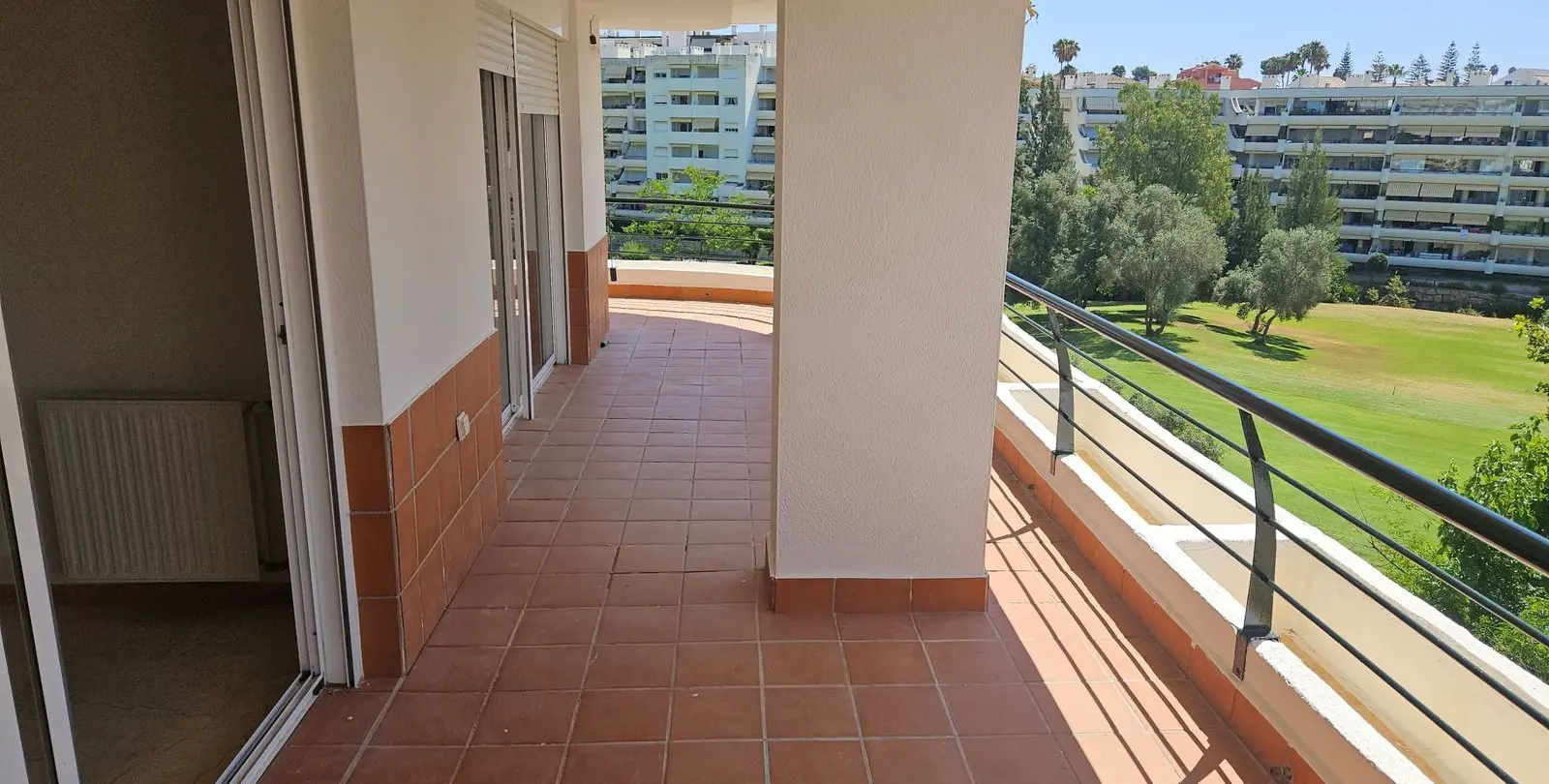 Продажа апартаментов на среднем этаже в Guadalmina Alta 6