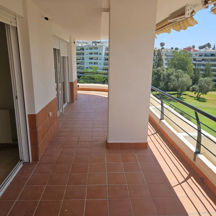 Продажа апартаментов на среднем этаже в Guadalmina Alta