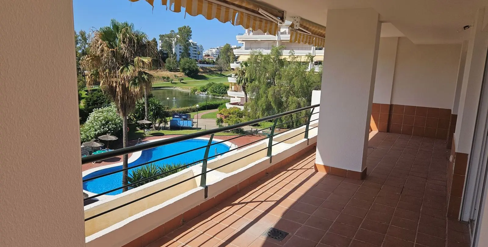 Продажа апартаментов на среднем этаже в Guadalmina Alta 7