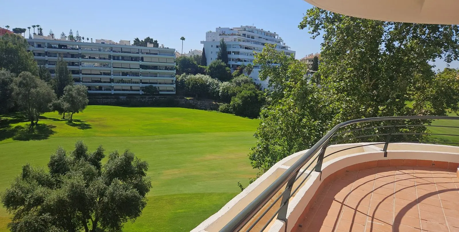 Продажа апартаментов на среднем этаже в Guadalmina Alta 8