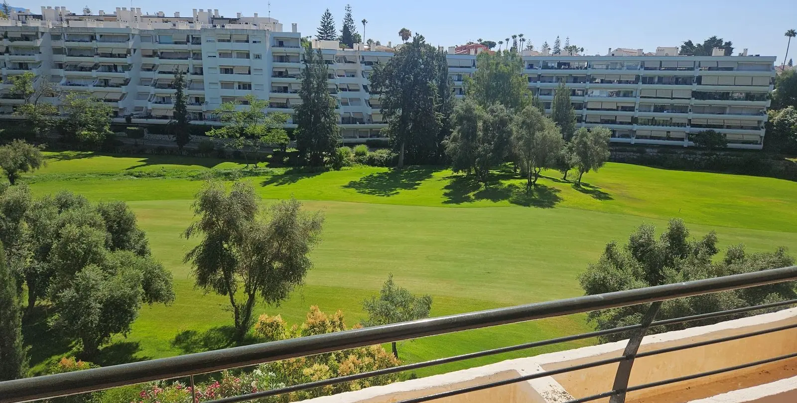 Продажа апартаментов на среднем этаже в Guadalmina Alta 9