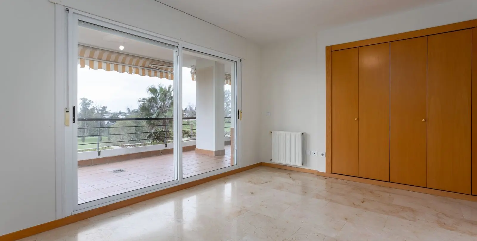 Продажа апартаментов на среднем этаже в Guadalmina Alta 11
