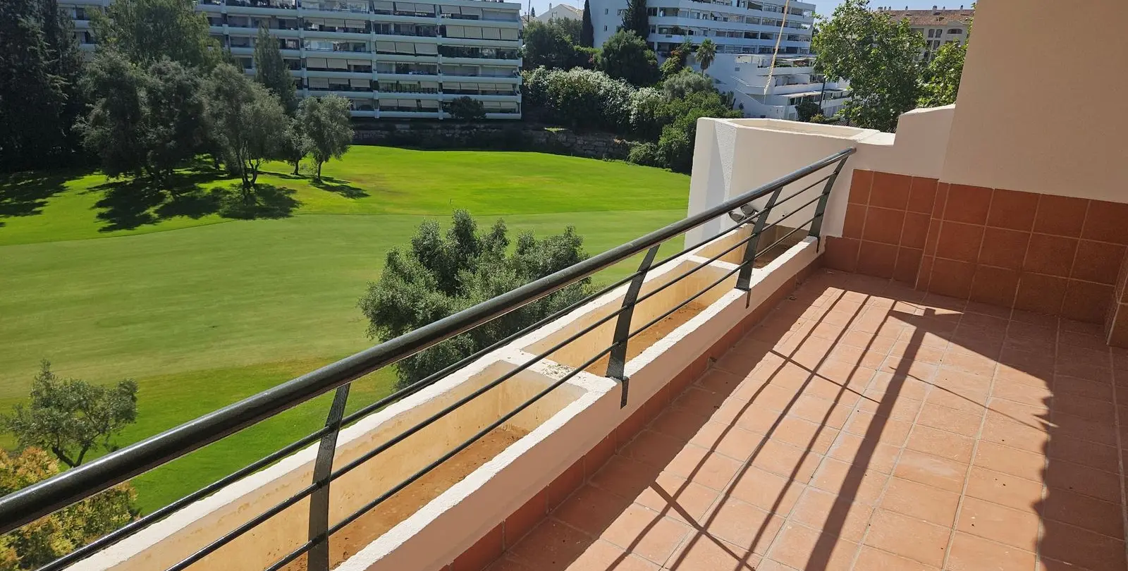 Продажа апартаментов на среднем этаже в Guadalmina Alta 15