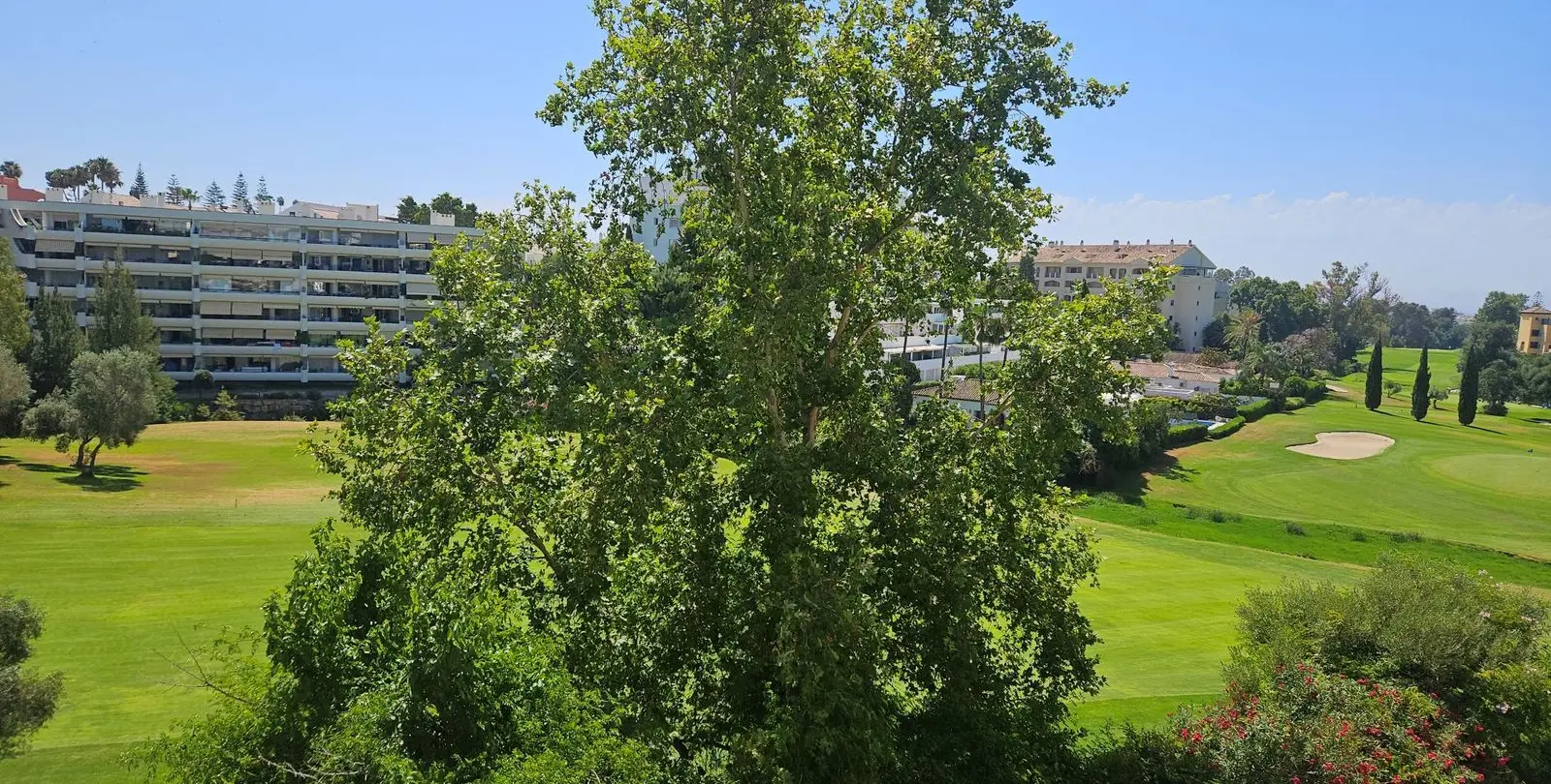 Продажа апартаментов на среднем этаже в Guadalmina Alta 16