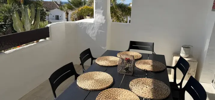 Продажа апартаментов на среднем этаже в Las Chapas 0