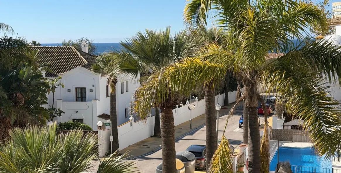Sale of middle floor apartment in Las Chapas 2