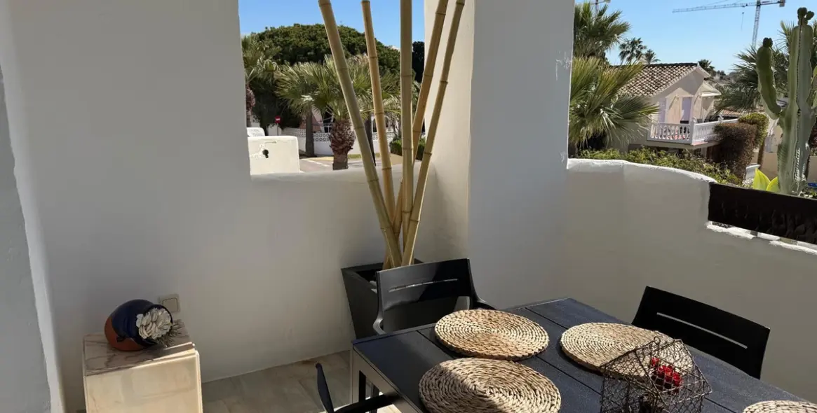 Sale of middle floor apartment in Las Chapas 27